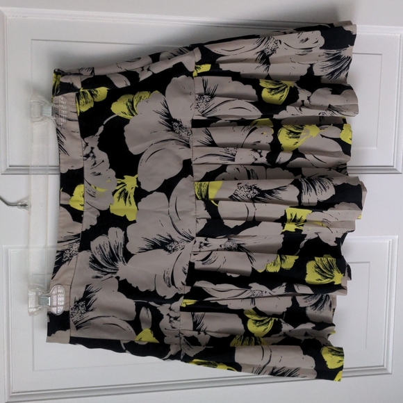 Banana Republic Dresses & Skirts - Banana Republic Pleated Floral Skirt